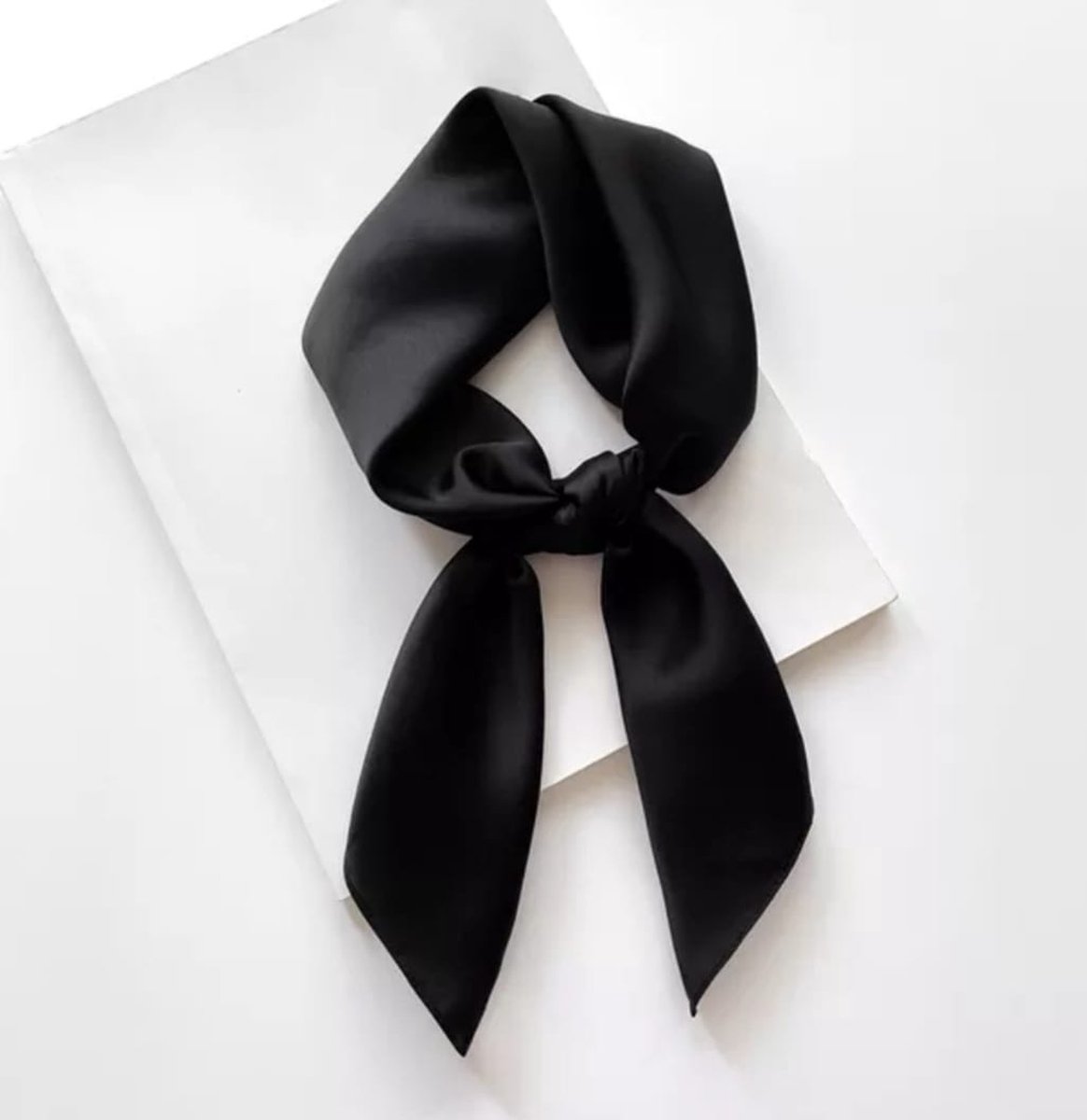 Dames sjaaltje satijn-Zwart 70x70 CM - Youhomy accessoires Fashion Zijde zachte Sjaaltje- Hoofdsjaal - Cadeau voor vrouwen ,dames- Stewardess Sjaaltje zwart| Moederdag cadeau| Valentijnsdag cadeau