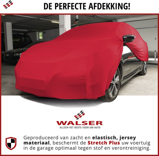 Rode Walser autoverdekking die over een auto wordt getrokken in een garage. Gemaakt van zacht, rekbaar jerseymateriaal.