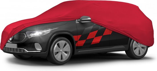 Zwarte auto met rode Walser autoverdekking en ruitpatroon.