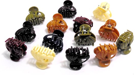 Een assortiment van twaalf kleine haarklemmen in de kleuren bruin, crème, groen en bordeauxrood, gerangschikt op een witte achtergrond.