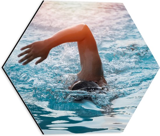 Dibond Hexagon - Zwemmende Man in het Blauwe Water - 40x34.8 cm Foto op Hexagon (Met Ophangsysteem)