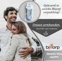 Koppel omhelzend, met een inzetstuk van de armband in Bixorp verpakking.