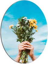 Dibond Ovaal - Bloemen - Boeket - Lucht - Handen - Wolken - 51x68 cm Foto op Ovaal (Met Ophangsysteem)