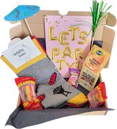 Cadeau box – BBQ - Bier – Gefeliciteerd - Verrassings Pakket – Verjaardag - Gift box - Grappig - Cadeau voor vrouw man – Kado – Sokken - Verjaardags cadeau – Jarig -Geschenkdoos –LuckyDay Socks - Maat 41-45