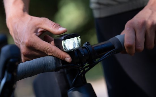 BBB Cycling Stud33 Koplamp Fiets - Fietsverlichting USB Oplaadbaar - Voorlicht Stadsfiets - Racefiets Verlichting - 130 Lumen - Accu 10 uur - Waterdicht - BLS-143 — afbeelding 3