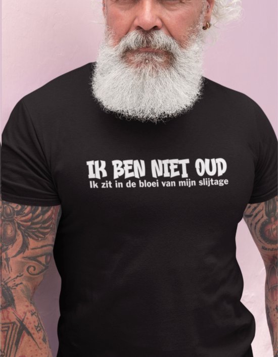 T-shirt noir avec texte blanc 'Je ne suis pas vieux, je suis en pleine forme'. Porté par un homme avec des tatouages et une barbe.