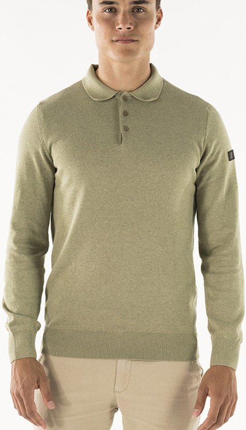 Man met langemouwige, olijfgroene gebreide polo met knoopjes en een label op de mouw.