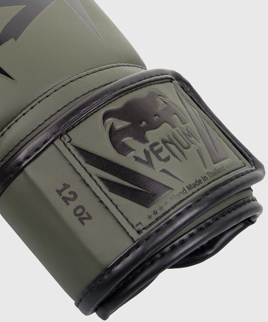 Detail van khaki bokshandschoenen met zwart "12 oz" en Venum-logo.