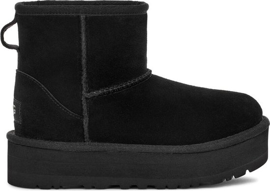 Zwarte UGG Classic Mini Platform laars met dikke zool, zichtbaar van de zijkant.
