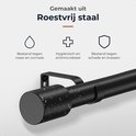Zwarte roestvrijstalen gordijnroede met waterdruppels. Bestand tegen roest, hygiënisch, antimicrobieel en schadevrij.