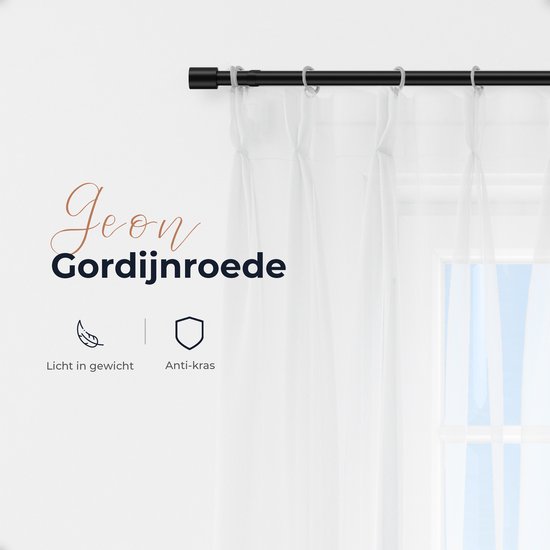 Zwarte gordijnroede met witte gordijnen en een raam op de achtergrond. Licht in gewicht en anti-kras.