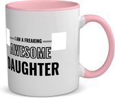 Akyol - i am a freaking awesome daughter koffiemok - theemok - roze - Dochter - de meest geweldigste dochter - verjaardagscadeau - verjaardag - cadeau - cadeautje voor dochter - dochter artikelen - kado - geschenk - gift - 350 ML inhoud