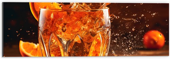 Dibond - Glas - Drinken - Ijs - Fruit - Sinaasappel - Spetters - Druppels - 60x20 cm Foto op Aluminium (Wanddecoratie van metaal)