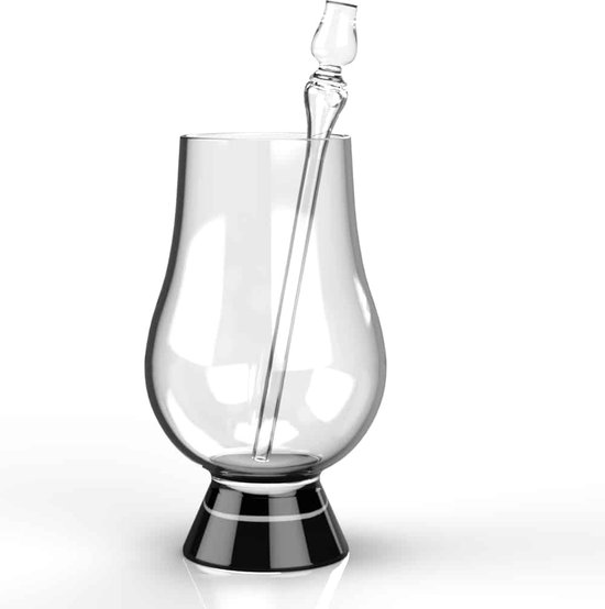 Verre à whisky transparent avec une paille en verre courbée unique et une base foncée avec des anneaux argentés.
