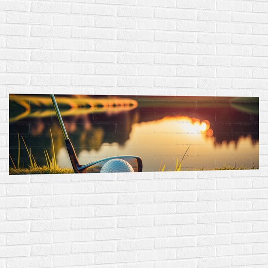 Muursticker - Golf - Golfbal - Golfclub - Zonsondergang - Gras - Water - 150x50 cm Foto op Muursticker