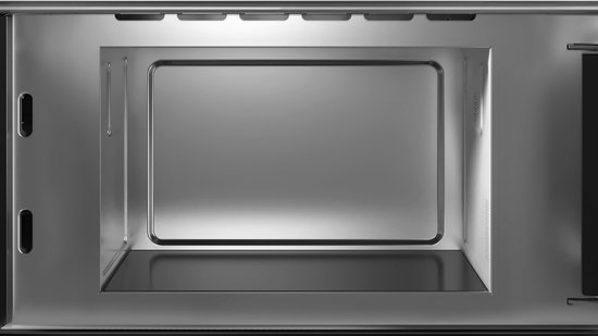 Lege, glanzende metalen magnetronruimte, weerspiegelend licht.