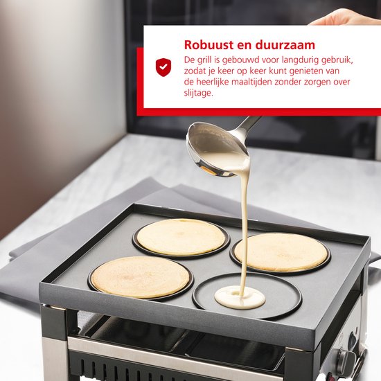 Pannenkoekenbeslag wordt met een soeplepel in de rondjes van een grillplaat gegoten. De tekst "Robuust en duurzaam" staat in een rood vlak.