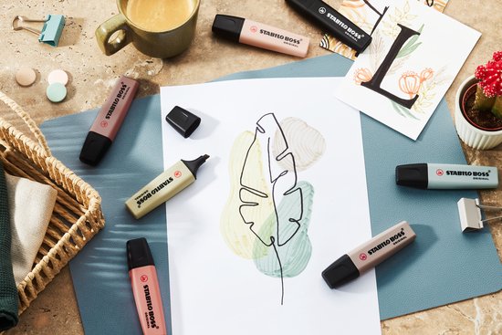 STABILO BOSS ORIGINAL stiften in pastelkleuren rond een schets van een blad.