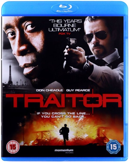 Blu-ray cover van de film Traitor met Don Cheadle en Guy Pearce met een pistool voor een exploderende achtergrond.