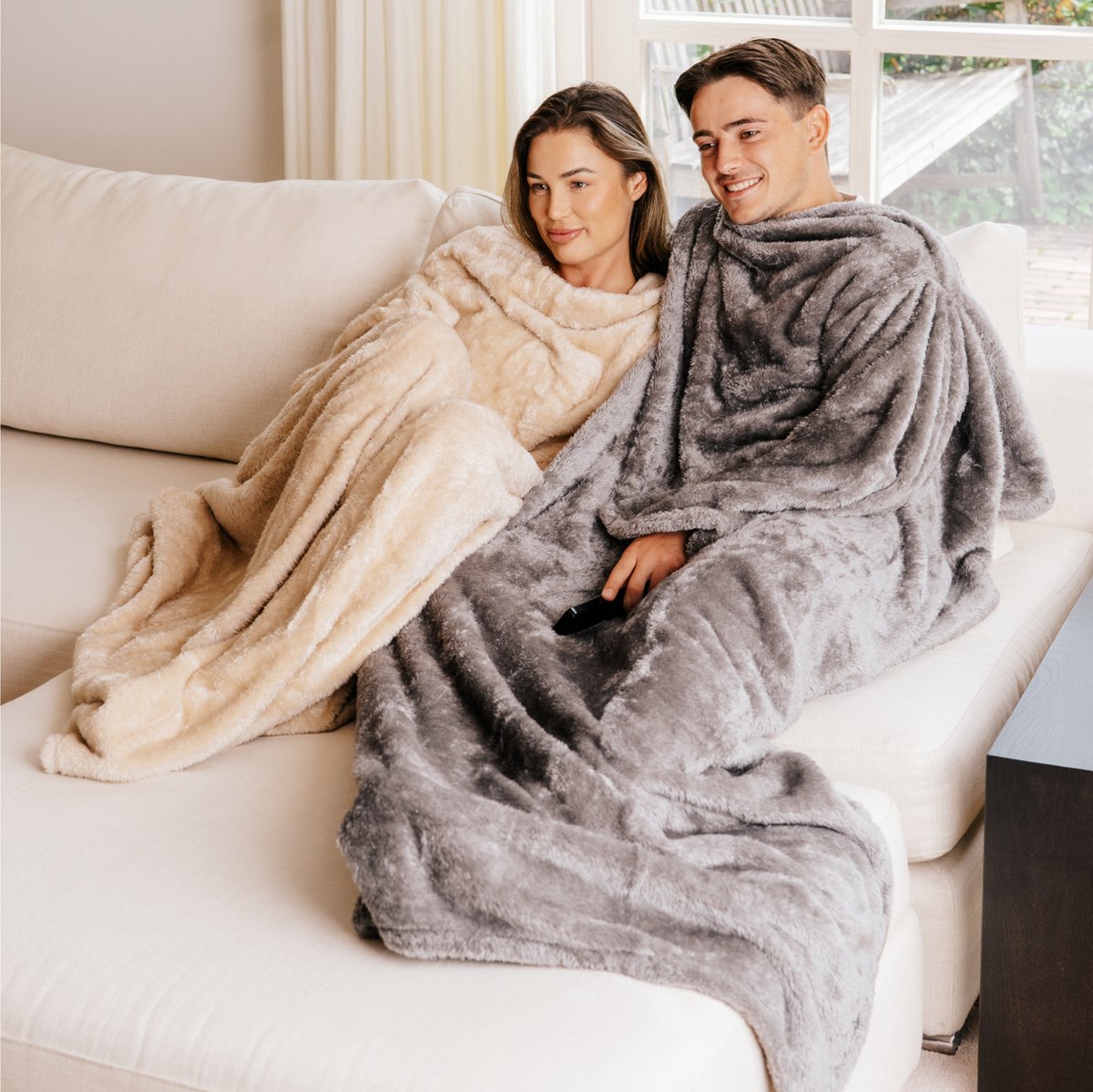 Fleece Deken met Mouwen - Plaid met Mouwen - Hoodie Deken - Hoodie Blanket - Huggle Hoodie - Snuggle Hoodie - Dekens - TV Deken - Grijs - Dames en Heren - Volwassenen - 180x130 cm - Noodpakket - Kerstcadeau - Snuggie Moment — cadeau in Wonen & Interieur - foto 5