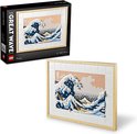 Le set LEGO Art Hokusai - La Grande Vague, emballé et encadré. Les vagues sont en briques LEGO bleues, blanches et brunes.
