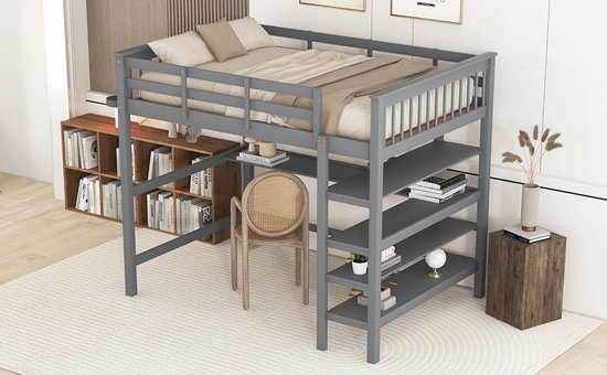 Grijze hoogslaper met bureau en open kasten, opgemaakt bed, stoel en boekenkast.