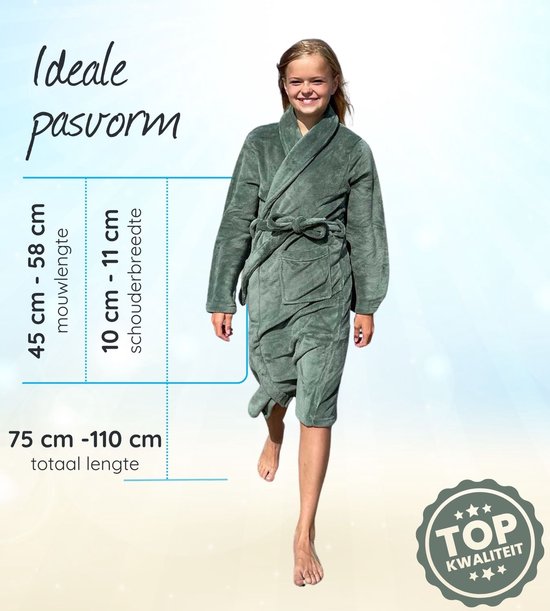 Groene fleece badjas voor kinderen. Afmetingen: mouwlengte 45-58 cm, schouderbreedte 10-11 cm, totale lengte 75-110 cm.