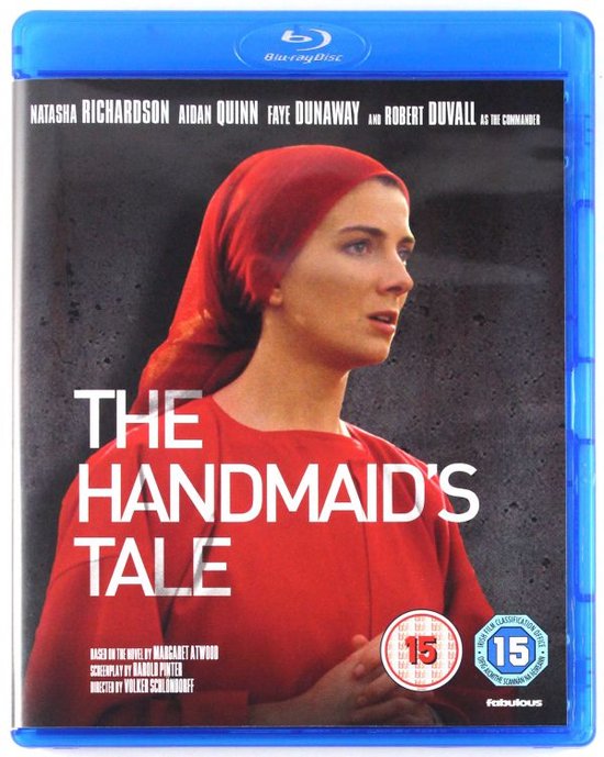 Natasha Richardson als Offred in The Handmaid's Tale, met rode kleding en hoofdbedekking, en de titel van de film.