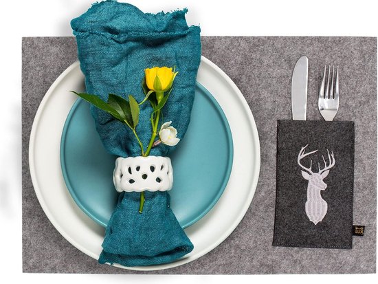 Vilten placemat motief hert set van 6 45x30cm, wasbaar, placemats grijs gemêleerd met elegant geborduurde bestekzak. Designer placemat voor binnen en buiten