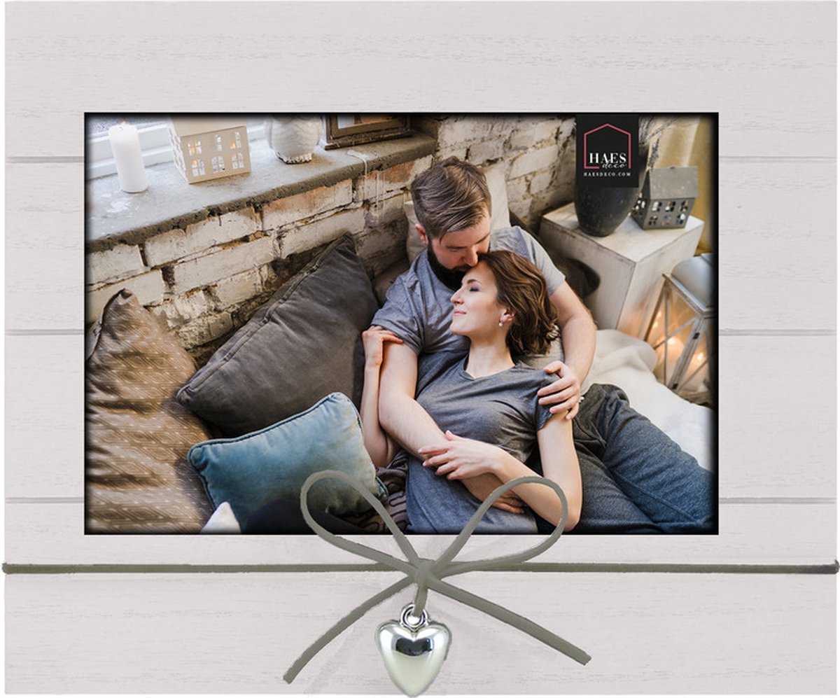 HAES DECO - Houten Fotolijst Cergi horizontaal wit met metalen hartje voor foto 13x18 - XD757HHS