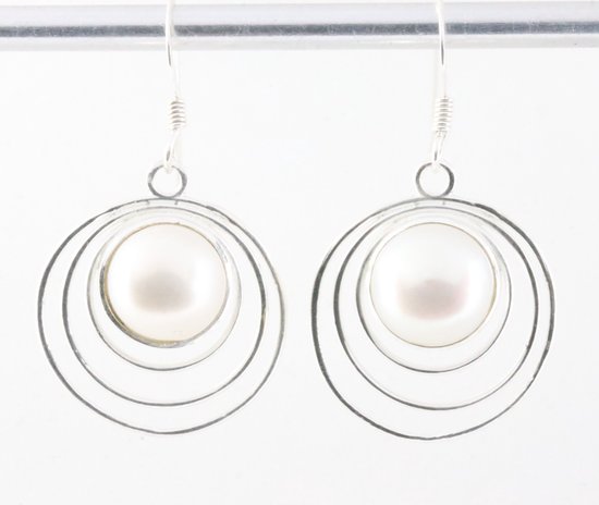 Ronde opengewerkte zilveren oorbellen met zoetwater parel