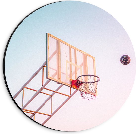 Dibond Muurcirkel - Bal Vallend in Basket onder Blauwe Lucht - 20x20 cm Foto op Aluminium Muurcirkel (met ophangsysteem)