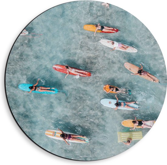 Dibond Muurcirkel - Bovenaanzicht van Groep Surfers op Verschillende Kleuren Planken - 40x40 cm Foto op Aluminium Muurcirkel (met ophangsysteem)