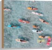 Hout - Bovenaanzicht van Groep Surfers op Verschillende Kleuren Planken - 50x50 cm - 9 mm dik - Foto op Hout (Met Ophangsysteem)