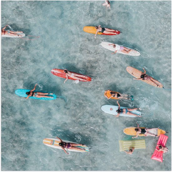Poster Glanzend – Bovenaanzicht van Groep Surfers op Verschillende Kleuren Planken - 50x50 cm Foto op Posterpapier met Glanzende Afwerking