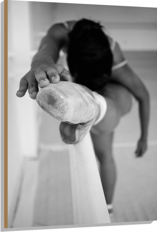 Hout - Ballerina met Been op Balk (Zwart-wit) - 80x120 cm - 9 mm dik - Foto op Hout (Met Ophangsysteem)