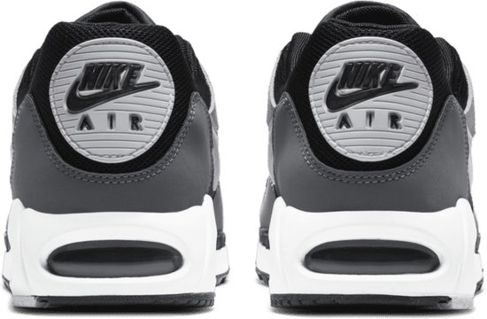 Achterkant van Nike Air Max sneakers in grijs, zwart en wit met 'Nike Air' logo op de achterkant.