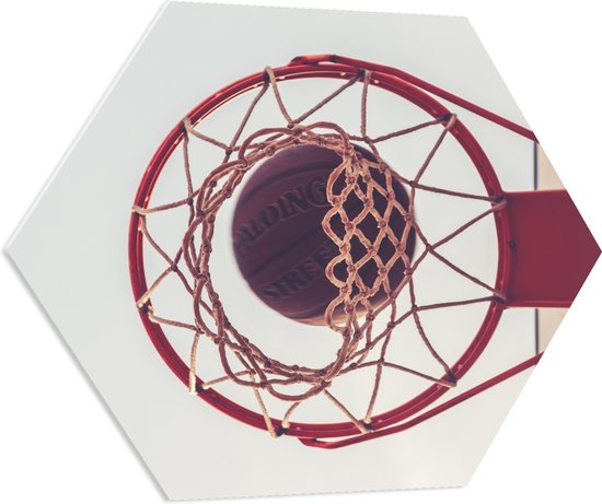 PVC Schuimplaat Hexagon - Basket door Basketbal Heen - 80x69.6 cm Foto op Hexagon (Met Ophangsysteem)