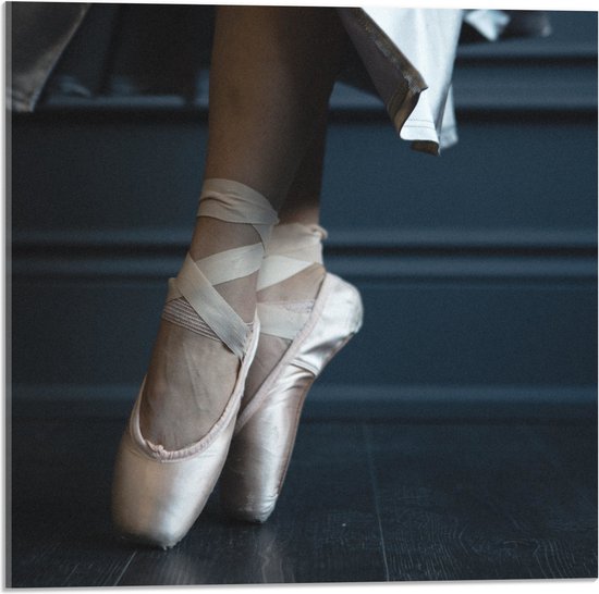 Acrylglas - Ballerina aan het Dansen op Spitzen - 50x50 cm Foto op Acrylglas (Met Ophangsysteem)