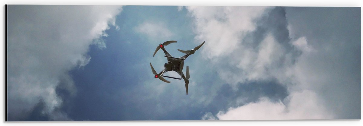 Dibond - Onderaanzicht van Drone Vliegend onder Sluierbewolking - 60x20 cm Foto op Aluminium (Met Ophangsysteem)