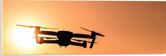 Acrylglas - Silhouet van Laagvliegende Drone bij Zonsondergang - 60x20 cm Foto op Acrylglas (Wanddecoratie op Acrylaat)
