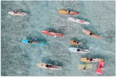 Poster Glanzend – Bovenaanzicht van Groep Surfers op Verschillende Kleuren Planken - 75x50 cm Foto op Posterpapier met Glanzende Afwerking