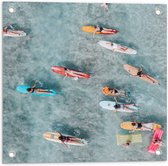 Tuinposter – Bovenaanzicht van Groep Surfers op Verschillende Kleuren Planken - 50x50 cm Foto op Tuinposter (wanddecoratie voor buiten en binnen)