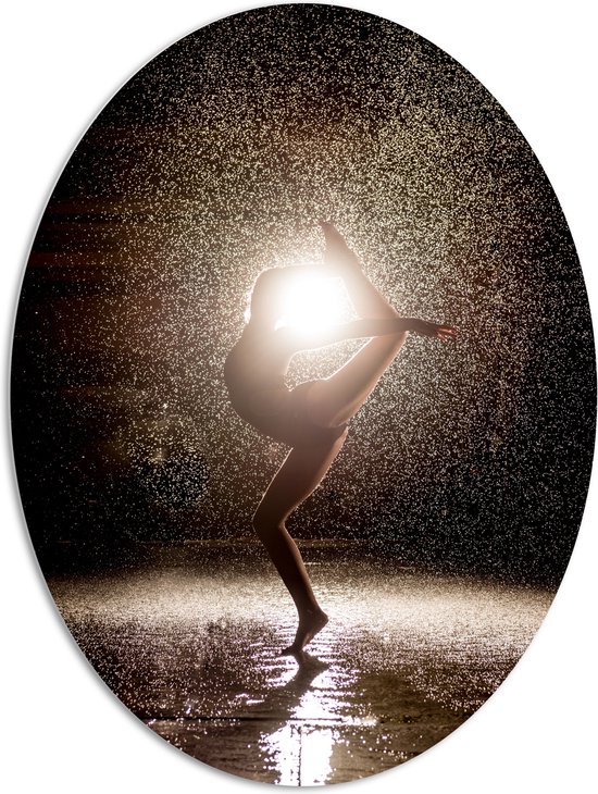 PVC Schuimplaat Ovaal - Ballerina Danseres in de Regen bij Fel Licht - 81x108 cm Foto op Ovaal (Met Ophangsysteem)