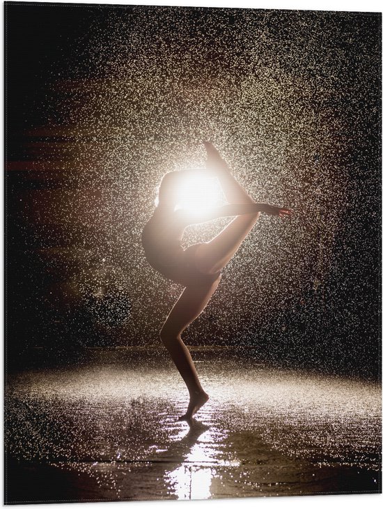 Vlag - Ballerina Danseres in de Regen bij Fel Licht - 60x80 cm Foto op Polyester Vlag