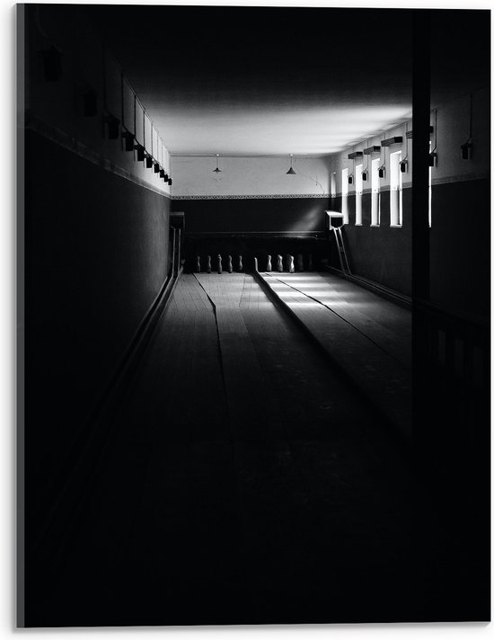 Acrylglas - Bowlingbaan in het Donker (Zwart-wit) - 30x40 cm Foto op Acrylglas (Met Ophangsysteem)