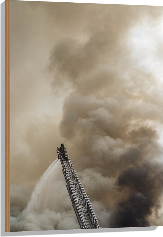 Hout - Brandweerman in Actie bij Grote Rookwolk - 60x90 cm - 9 mm dik - Foto op Hout (Met Ophangsysteem)