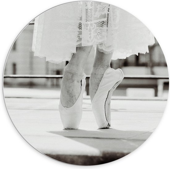 PVC Schuimplaat Muurcirkel - Ballerina in Witte Kanten Jurk op Spitzen (Zwart-wit) - 70x70 cm Foto op Muurcirkel (met ophangsysteem)