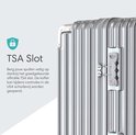 Zilverkleurige koffer met TSA-slot voor veiligheid in de USA.