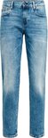 Een vrouwelijk model in een lichte, gescheurde jeans met opgerolde broekspijpen.